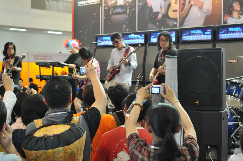 此段演出刺激了我电吉他和木吉他双休的计划