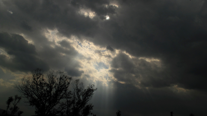 乌云不让阳光照在大地上