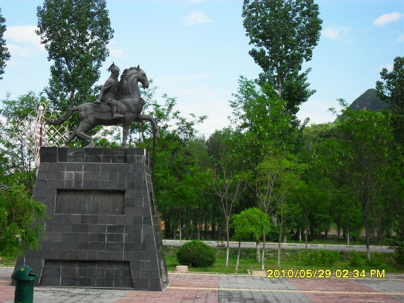 这是在长哨营见到的雕像