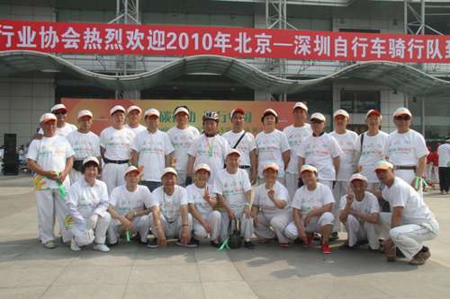 08老年骑行队.jpg