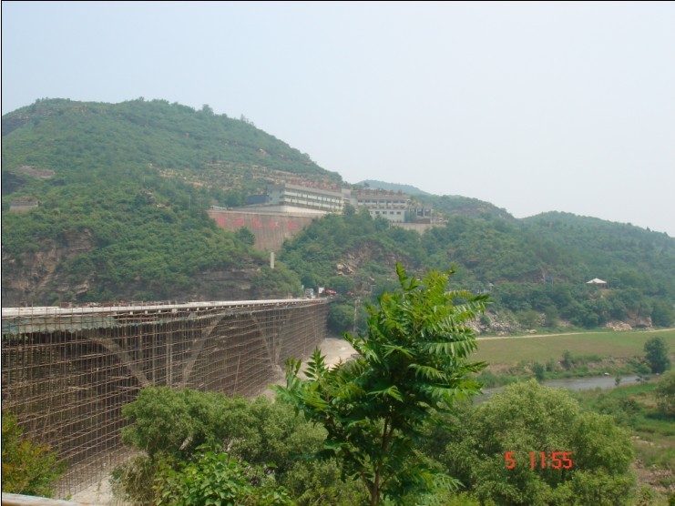 正在维修的大关桥，身后就是黑龙潭景区