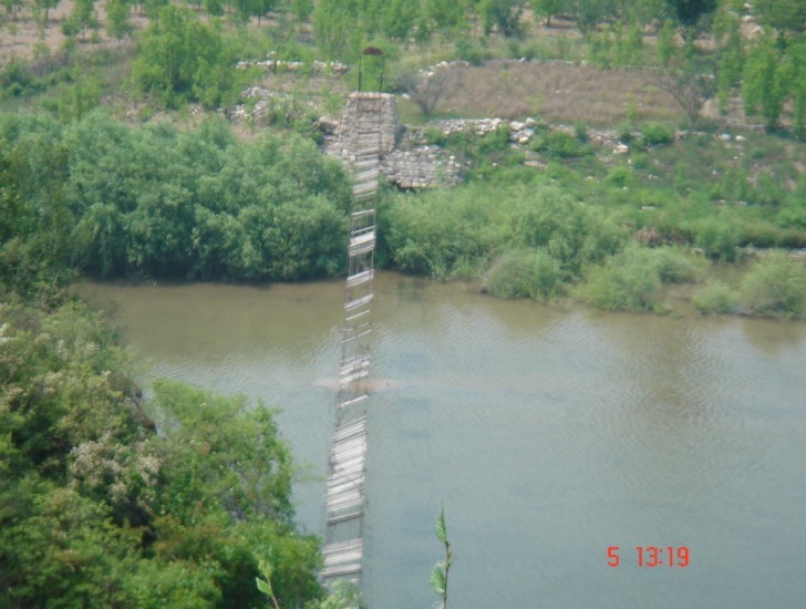 吊桥，小时候来玩走过，晃晃悠悠吱吱作响，下面就是湍急的水流，很是过瘾 ...