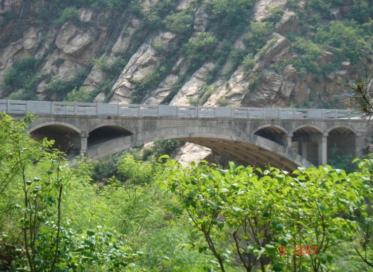 桥并没什么特别之处，桥上写着“毛主席万岁！“很是亲切啊~