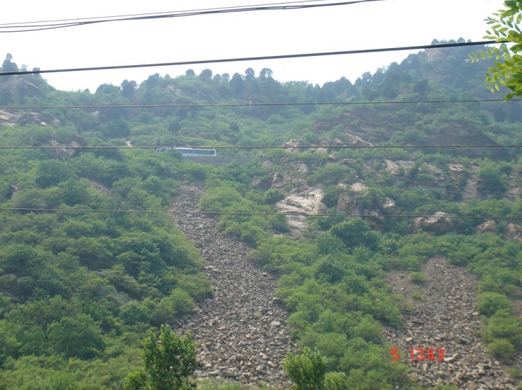 仔细看对面的大巴