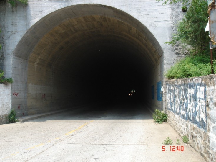 很深邃，一个人几分钟的骑行感到一些阴森