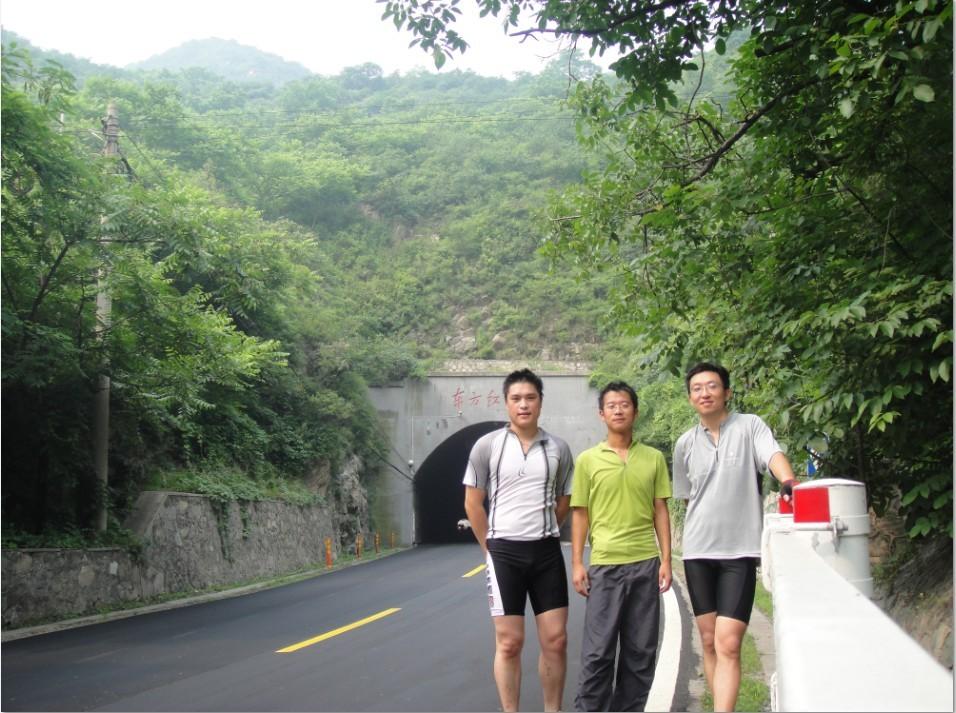 嘿嘿三个人上了东方红