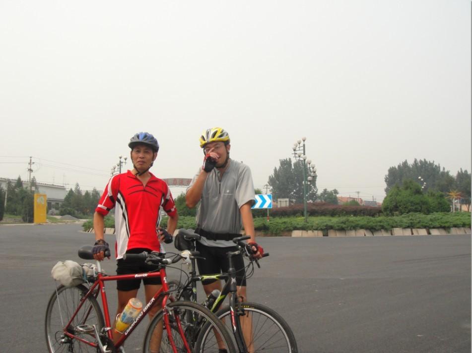 在柳树环岛跟大叔合影