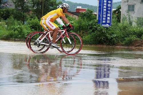 3雨中骑行.jpg