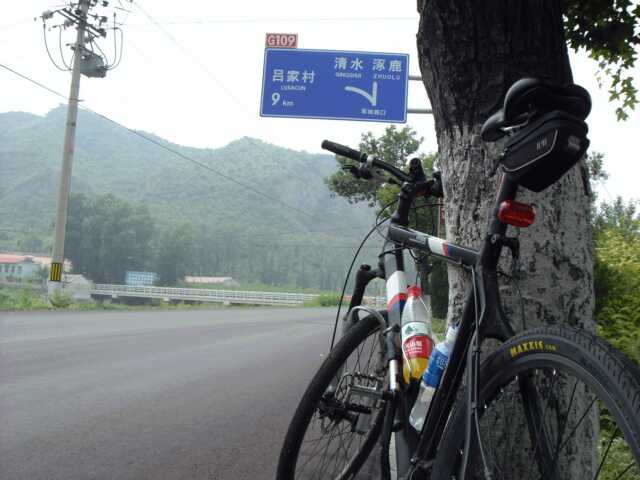 这个路口左转到吕家村，就可以去老龙窝XC了，上次蓝云的活动走的就是这条路 ...