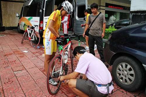 1 技师检查车子.jpg