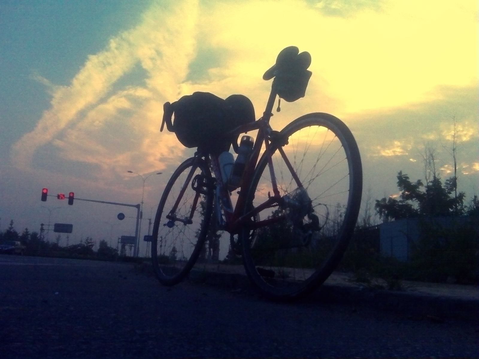 回程的路上云彩都很诡异