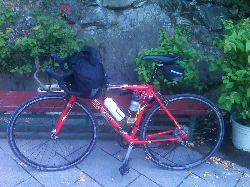 车车在旁边的小瀑布下留个影