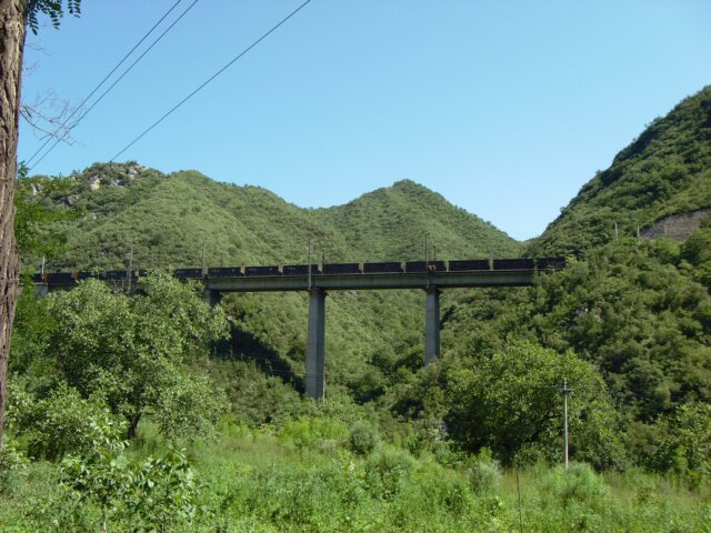 刚刚过下庄村的铁路桥，这列火车足足过了五分钟，用的居然是和谐号的车头 ...
