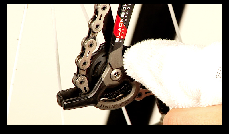 第5步。 使用干净抹布擦干链条润滑油的任何和所有可能对链外，包括侧板和变速器的滑轮车轮。 额外的润滑油 ...