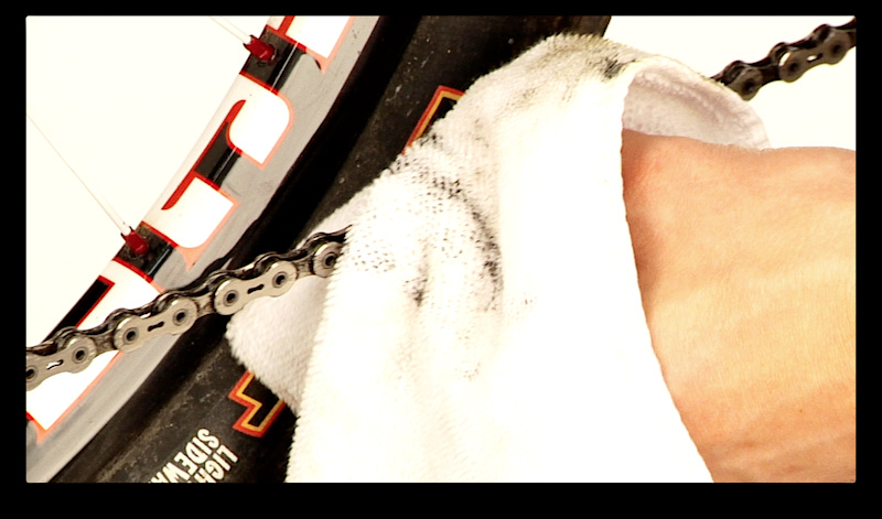 第1步。 首先转移到中环链和一个直链线中间齿轮。 使用抹布来清洁任何灰尘或污垢，可能是您的链条上，然后 ...