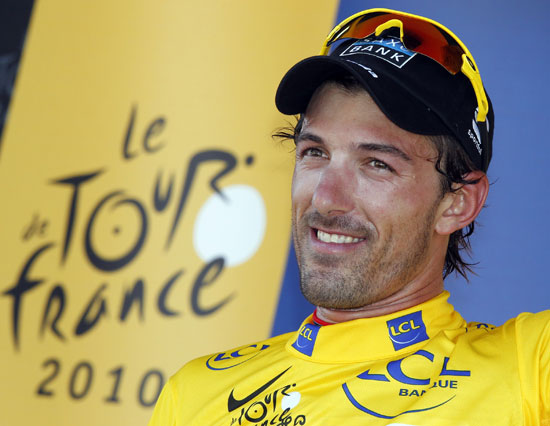 坎塞拉拉穿黄衫很高兴