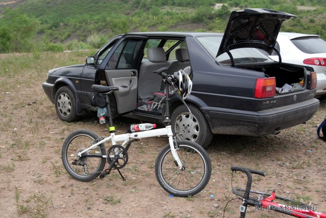 捷达车后座放P8，后备箱装了一个公路，一个山地，这里赞一下野鹤的动手能力，也难怪捷达的大屁股就是能装哈 ...