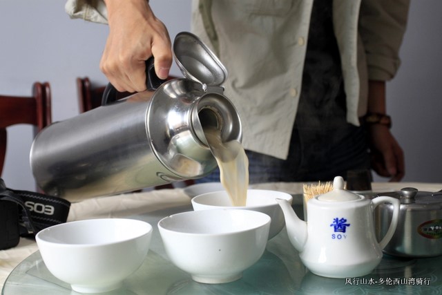 给大家倒上奶茶。。。