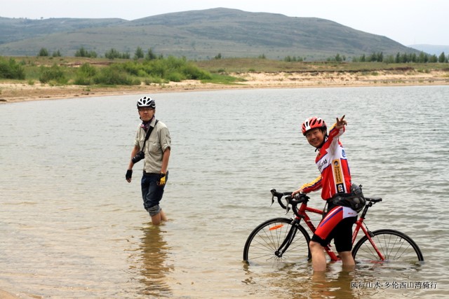 水很暖和，要是带了泳衣，也可以游会儿