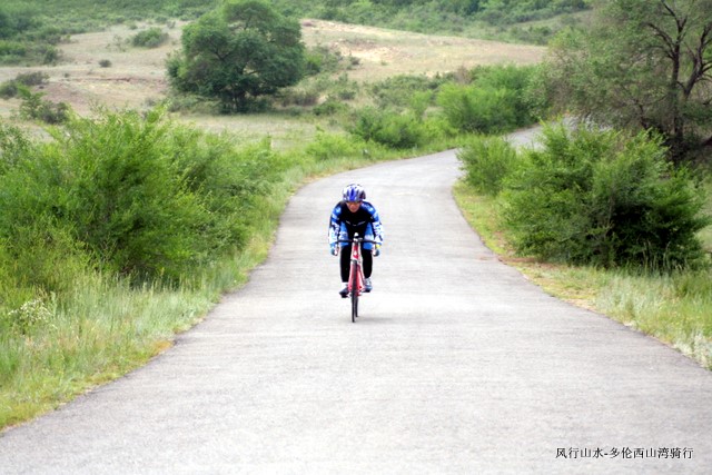 野鹤的公路在此处的大长下坡处最高时速到达70KM，厚厚。。。但还是安全第一，环湖一圈，只此一处可以充分放 ...