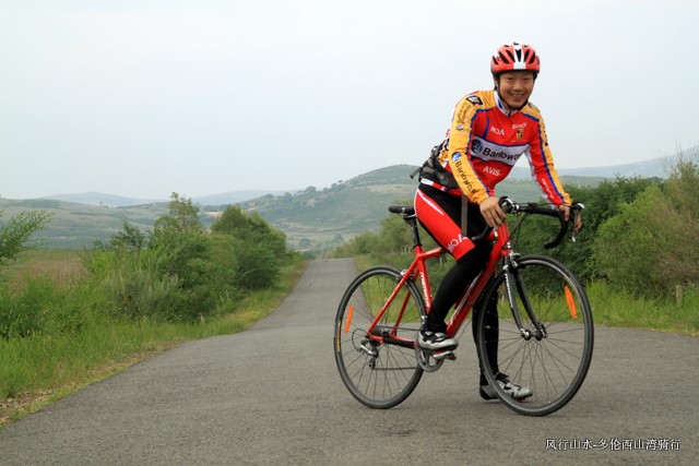 红色战驹，骑行在绿色中分外夺目