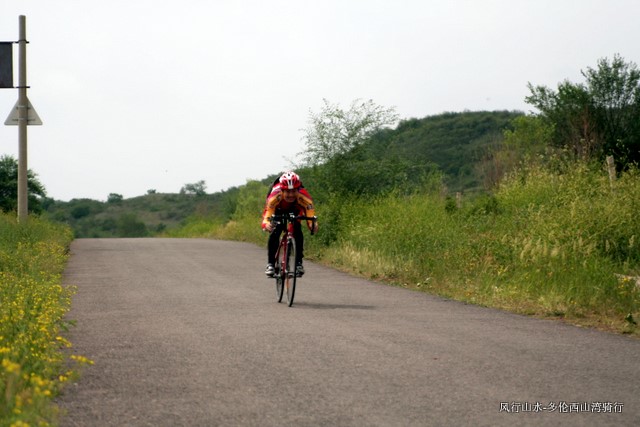 老肖此处的冲坡时速也达到65KM，后来我的P8也下了一次，达到62KM，怕怕