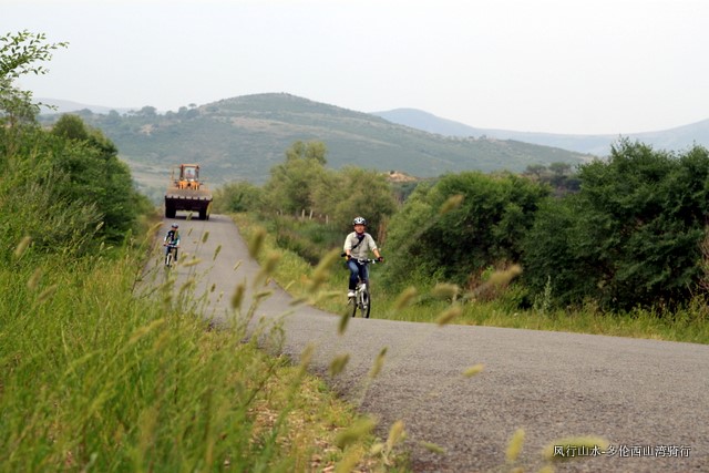 后面大铲车来了，快跑