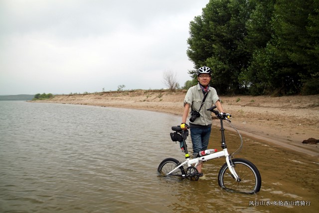 湖面很安静，偶尔还有小鸟飞过。。。