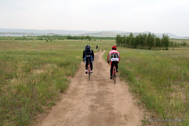 中途下了公路，走了一段沙地XC路
