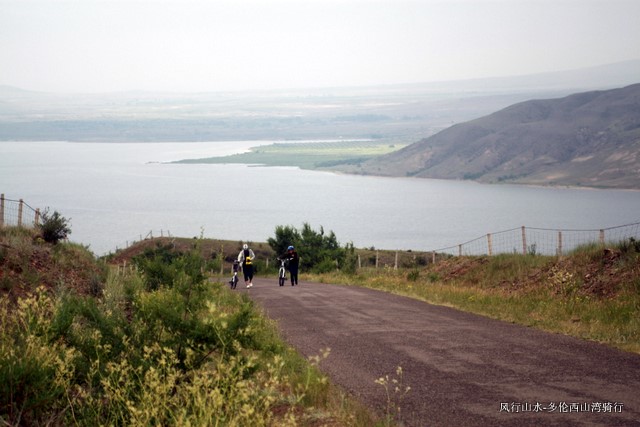 远处，我和KEER也在推
