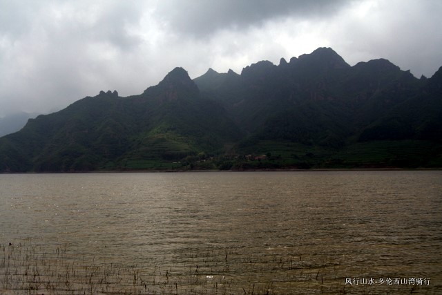 湖光山色中。。。