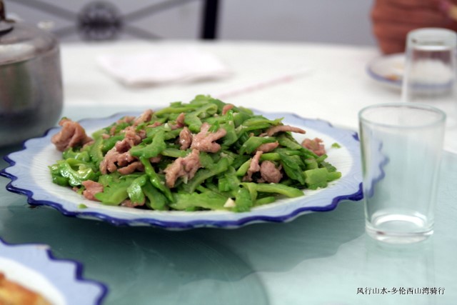 肉炒苦瓜，这里菜量给的很大，我们五个人要了四热菜，一凉菜，每人一碗米饭，吃的肚歪 ... ...