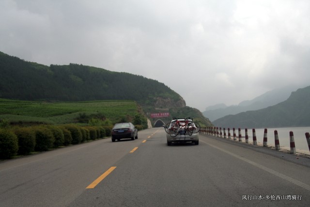 之后路过一片河滩，停车休息一下