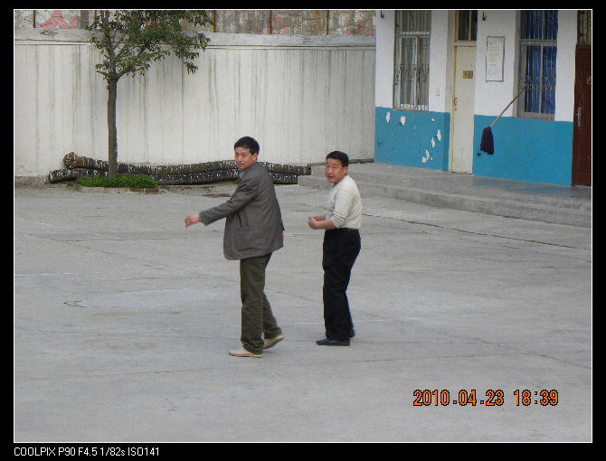 左边这位老兄是领导