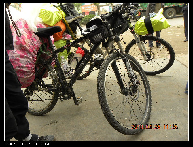 看这前叉子和前轮反了骑了好几百公里才发现