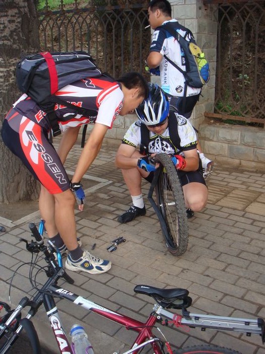 我的前车胎坏了~大家正在帮忙修理