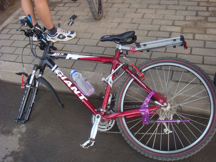 我的前车胎坏了~大家正在帮忙修理