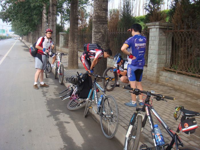 我的前车胎坏了~大家正在帮忙修理