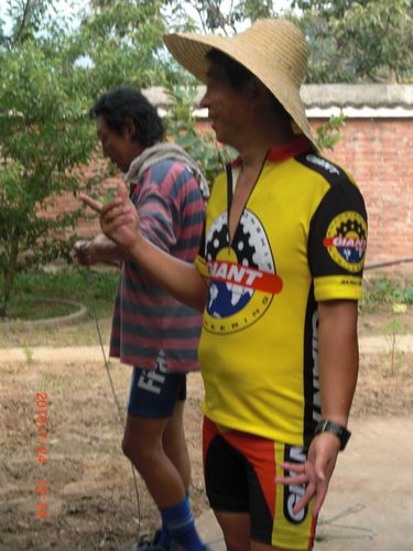 看齐哥的打扮，盖帽吧！