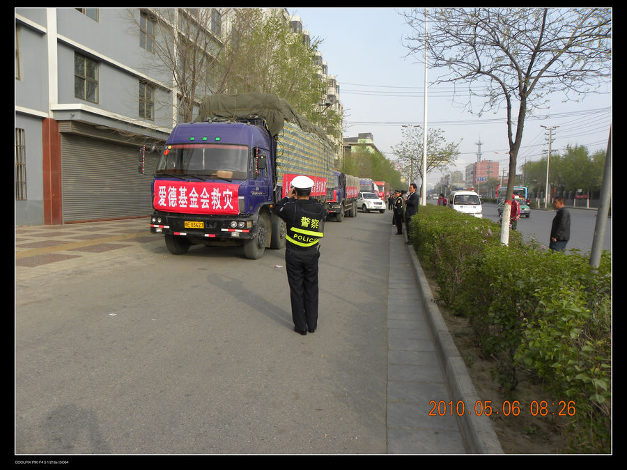 运输救灾物资的车队