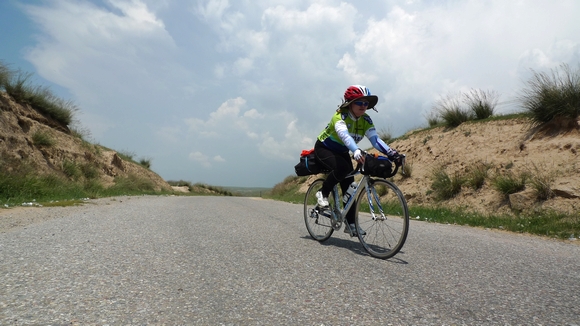 24.这条路的前半段是公路的天堂 一望无际的上下坡.JPG