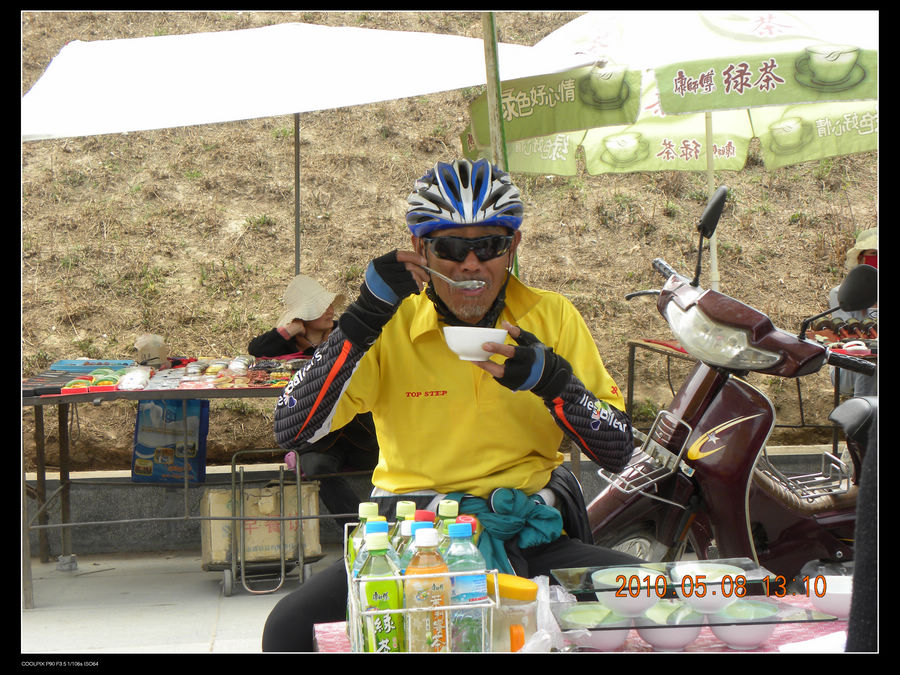 用吸管是不成的只能用勺