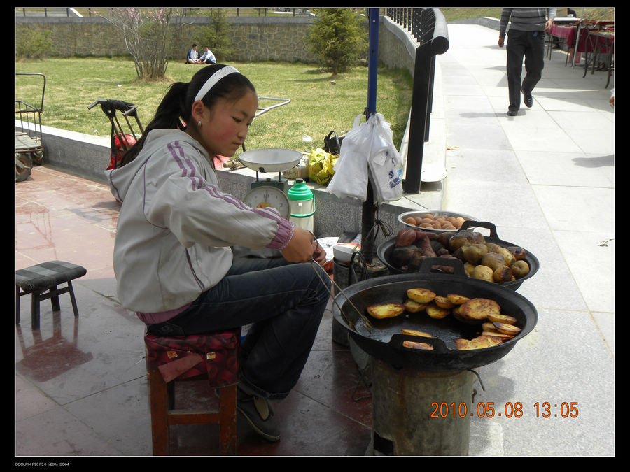 做烤食的小姑娘