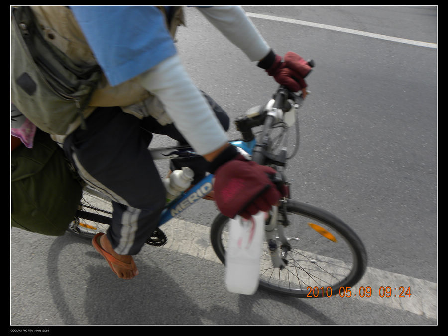 这么骑车多危险啊