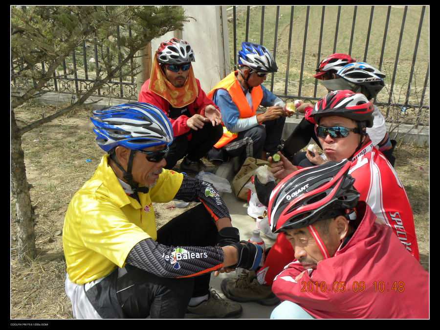 老张显得有点疲惫