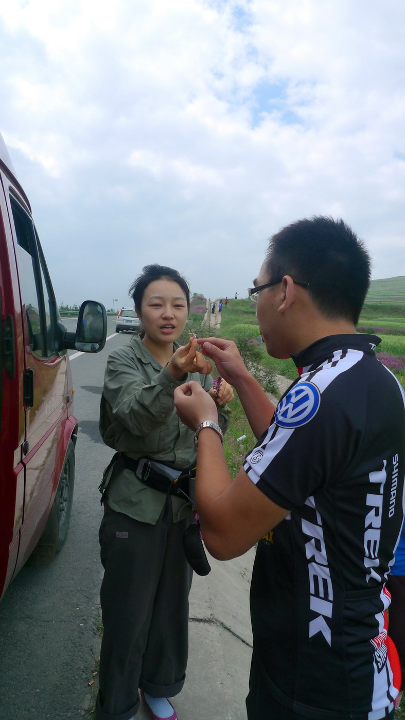 日月山上品尝蜜罐花