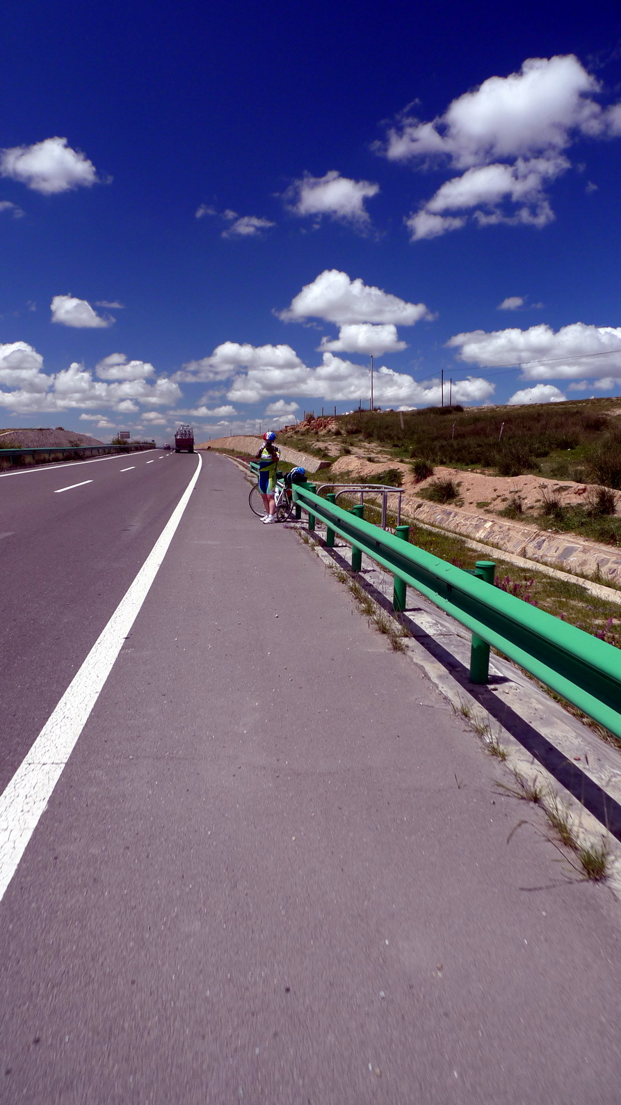 这里其实是214国道，也就是传说中的滇藏线的起点的