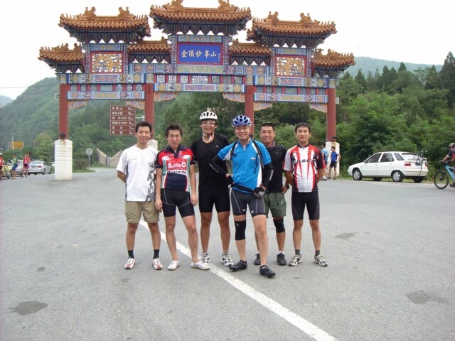 牌楼合影（右起：晨光、DG~、突突、两千克、吃虫的芥末、不认识的骑友跟了一段就败下阵去） ... ...