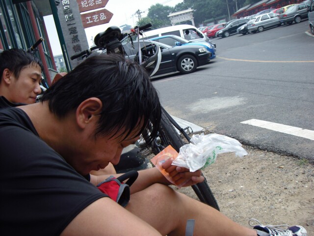 妙峰山顶WC前吃午餐--两千克烧饼加肠