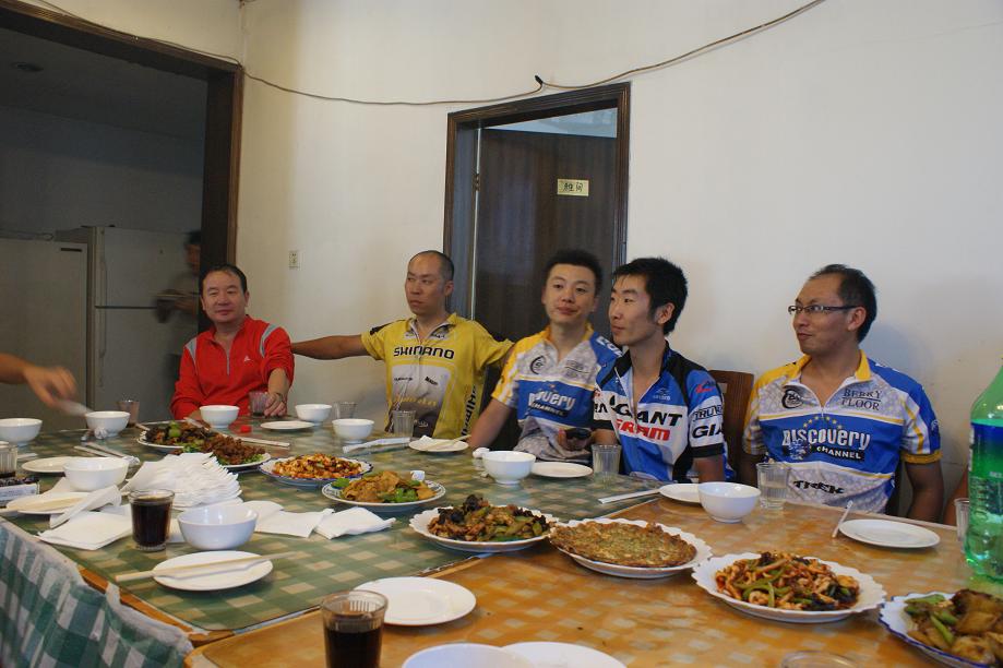 两个新同学 在不认识的情况下竟然穿情侣衫